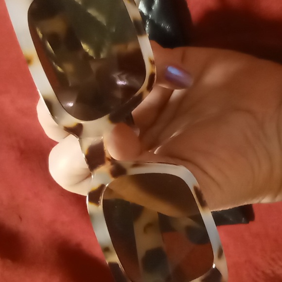 Tortoise shell retro sun glasses with case.light gray lens great coverage. - Picture 5 of 10